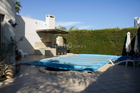 AMAZING FIVE PLUS ONE BEDROOMS DETACHED VILLA IN WALKING DISTANCE TO THE BEACH - 4