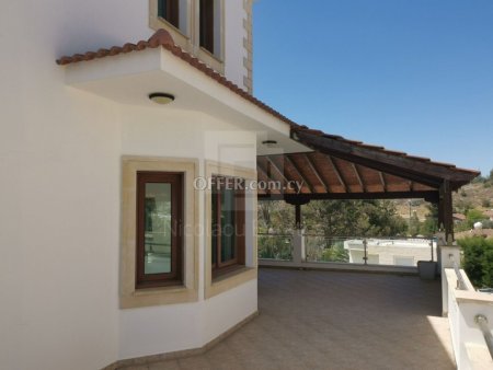 Luxury four bedroom house with garden and private swimming pool for sale in Mathiatis Nicosia - 7