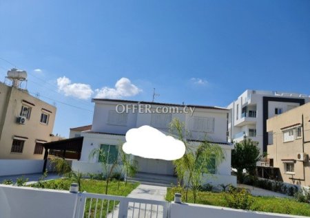 4-bedroom Detached Villa 320 sqm in Larnaca (Town)