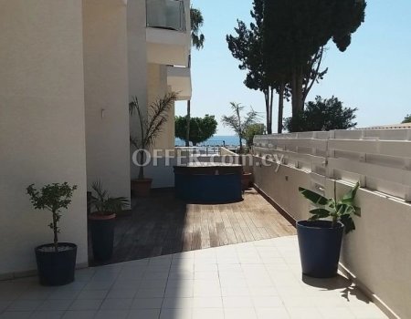 Beachfront Apartment in Tourist Area - 8