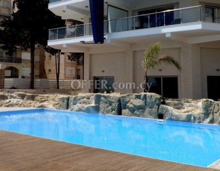 Beachfront Apartment in Tourist Area - 7
