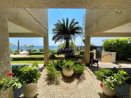 Four bedroom apartment on the seafront with amazing sea views in Agios Tychonas Limassol - 4