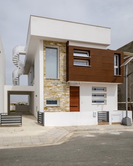 Four Bedrooms House For Sale - 1