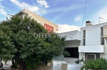 In Excellent Location 3 Bedroom House With 2 Bedroom Basement In Strov - Main Photo