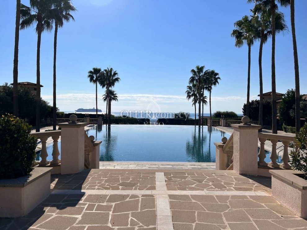 BEAUTIFUL 2 BEDROOM GROUND FLOOR APARTMENT F/F ON THE BEACH - 1