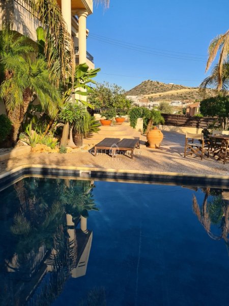 RESALE 5 BEDROOM VILLA WITH POOL AND MANICURED ESTABLISHED  GARDEN - 10