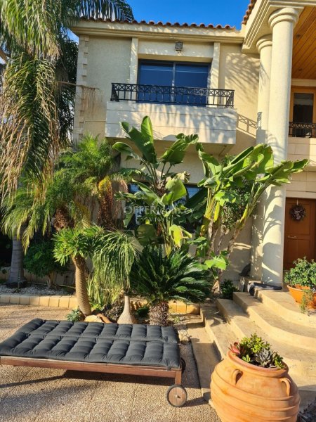 RESALE 5 BEDROOM VILLA WITH POOL AND MANICURED ESTABLISHED  GARDEN - 4