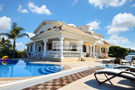 Five Bedroom Villa in Mazotos