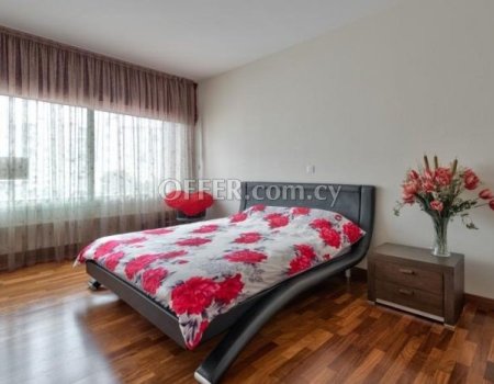 Beachfront Apartment in Tourist Area - 3