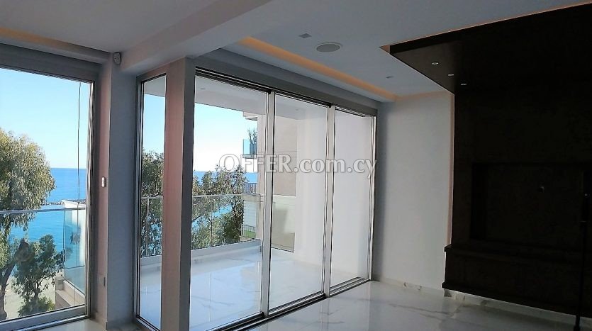 1 Bedroom Beachfront Apartment with Sea View in Tourist Area - 2