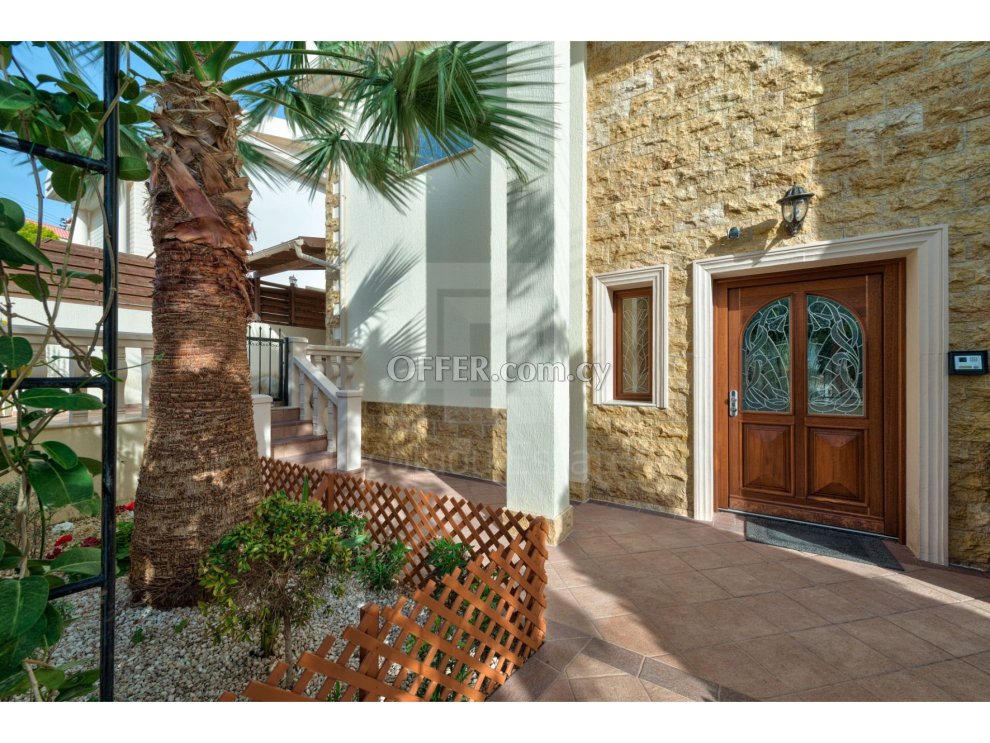Luxury villa near the sea in St Raphael area in a large plot of land of 1500m2. - 3