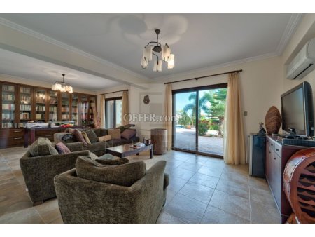 Luxury villa near the sea in St Raphael area in a large plot of land of 1500m2. - 10