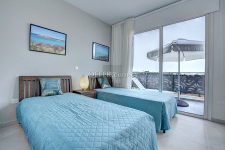 Stunning Top Floor Apartment On 5 Star Resort - 11