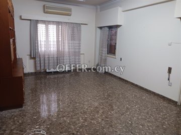 Spacious 250 Sq.m. Ground Floor House/Office  Close to The Central Ban - 3