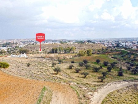 Residential field in a quiet and purely residential area in Tseri municipality in the District of Nicosia