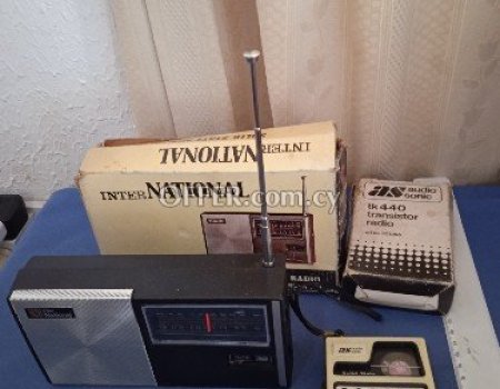 Δύο παλαιά ράδια με το κουτί τούς. - 1