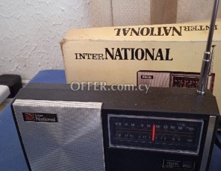 Δύο παλαιά ράδια με το κουτί τούς. - 2