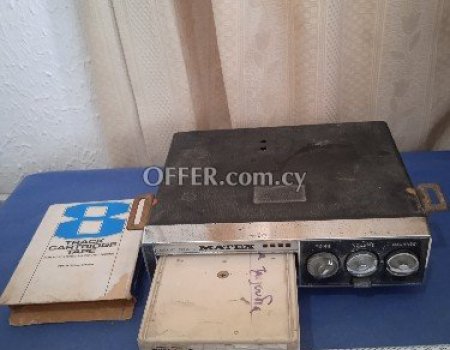 Παλαιό κασετόφωνο αυτοκινήτου μαζί με μία κασέτα. - 1
