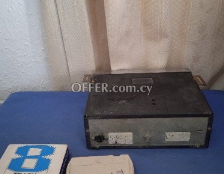 Παλαιό κασετόφωνο αυτοκινήτου μαζί με μία κασέτα. - 4