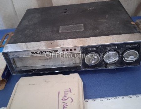Παλαιό κασετόφωνο αυτοκινήτου μαζί με μία κασέτα. - 2