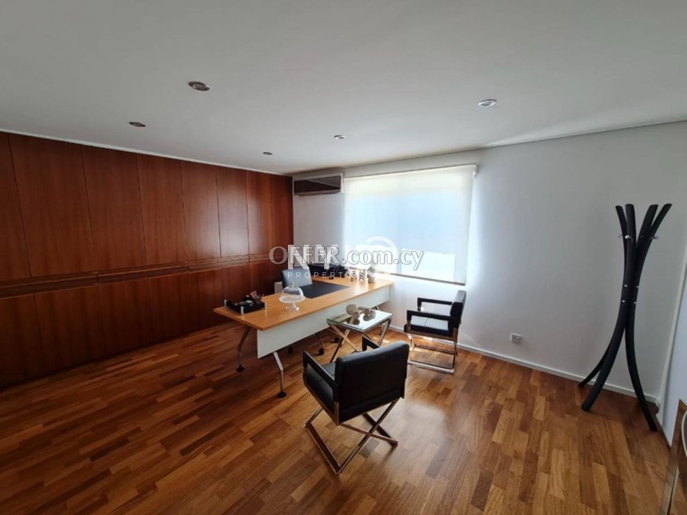 190 sqm office space furnished - 8