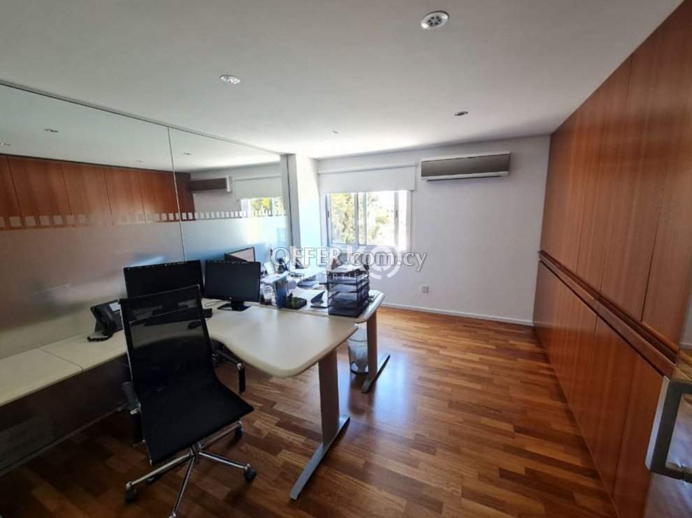 190 sqm office space furnished - 11