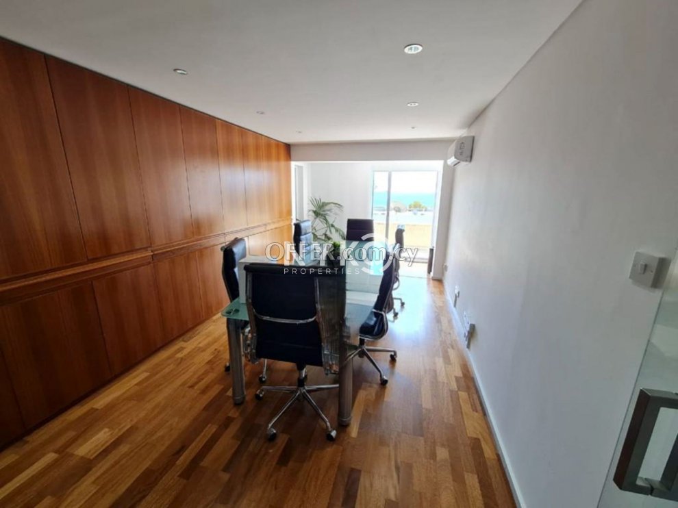 190 sqm office space furnished - 12