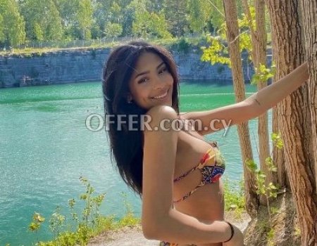 Sweet girl in town (photo 0)
