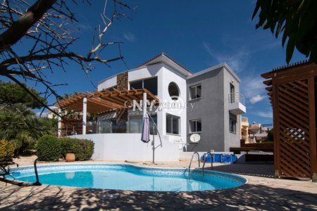 4 bedrooms detached house - 4