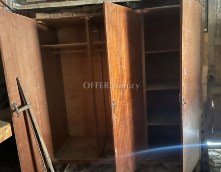 Δωρεάν 6 καρέκλες και 1 ερμαρι