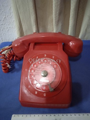 Παλαιό κόκκινο τηλέφωνο. - 1