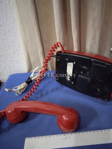 Παλαιό κόκκινο τηλέφωνο. - 4