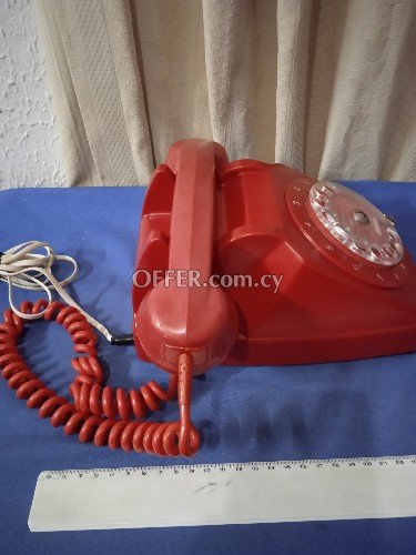 Παλαιό κόκκινο τηλέφωνο. - 2