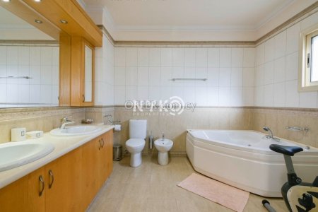 5 bedroom detached villa - 5