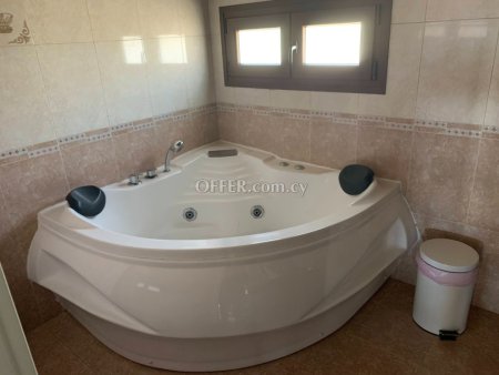 4-bedroom Detached Villa 250 sqm in Episkopi - 11