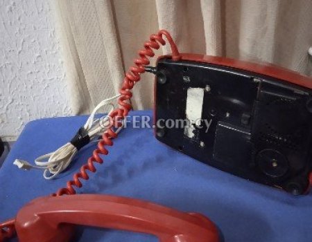 Παλαιό κόκκινο τηλέφωνο. - 4