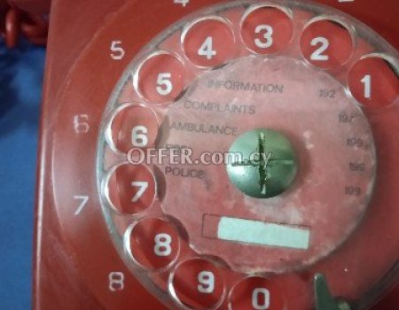 Παλαιό κόκκινο τηλέφωνο. - 3