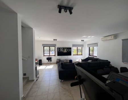 3-bedroom Gorgeous Villa for Rent - 1