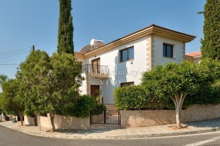 RESALE HOUSE LOCATED IN COLUMBIA AREA 5 MIN DRIVE FROM DASOUDI BEACH!!