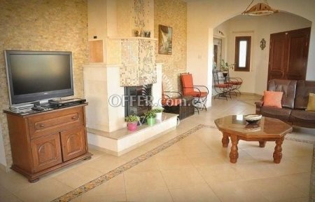 SPACIOUS 3 STOREY RESIDENTIAL BUILDING IN KOLOSSI - 7