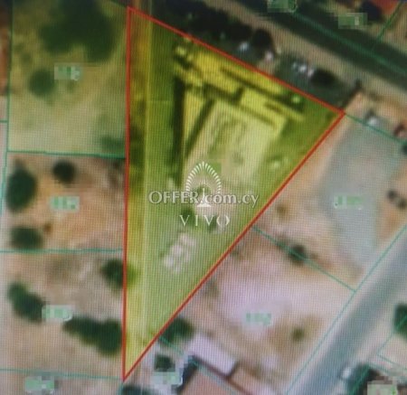 FOR SALE LAND 1482M2 WITH COMMERCIAL BUILDING IN EPISCOPI!
