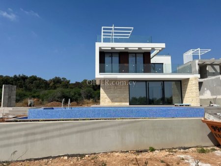 Luxurious Villa with Unobstructed Sea Views