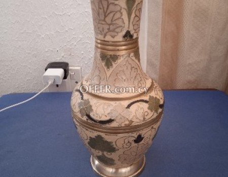 Παλαιό μπρούτζινο βάζο.