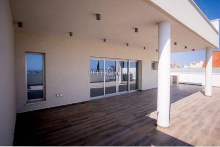 LUXURIOUS 2-BEDROOM PENTHOUSE WITH COMMUNAL ROOF TERRACE IN GERMASOGEIA AREA
