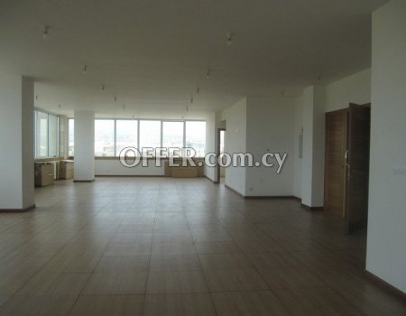258m2 office with raised floors