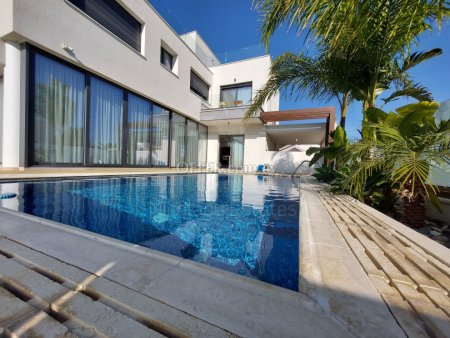 Luxury detached house with private swimming pool and roof garden for rent in Columbia area