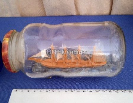 Δύο χειροποίητα ξύλινα πλοία σε μπουκάλι. - 4