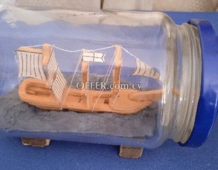 Δύο χειροποίητα ξύλινα πλοία σε μπουκάλι. - 2