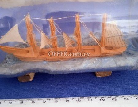 Δύο χειροποίητα ξύλινα πλοία σε μπουκάλι. - 3