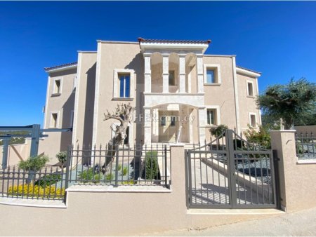 Luxury 5 bedrooms villa in Peyia